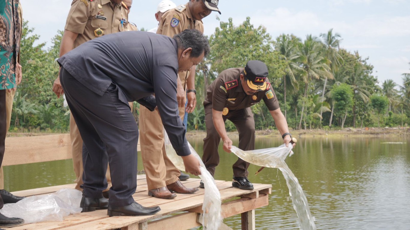 IST BIBIT IKAN-Dalam kunjungan kerjanya ke Kabupaten Luwu Timur, Senin (20/5), Kajati Sulsel Agus Salim melepas sebanyak bibit ikan nila dan ikan emas di lokasi wisata mancing Rawa Marobo Desa Agro Mulyo, Kecamatan Angkona. 