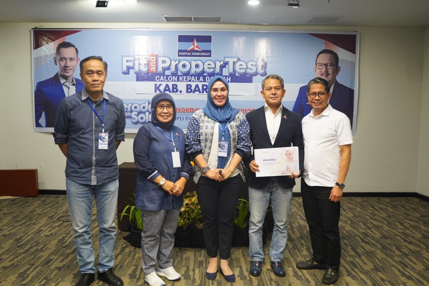 IST BERSAMA PENGURUS DEMOKRAT--Politisi Partai Golkar Andi Ina Kartika Sari bersama pengurus DPD Partai Demokrat Sulsel usai mengikuti uji kepatutan 