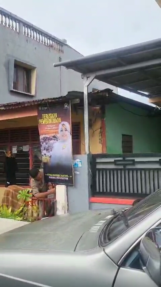 IST DIPASANG DEPAN RUMAH--Baliho milik bakal calon Wali Kota Parepare Erat yang dipasang didepan rumah warga 	