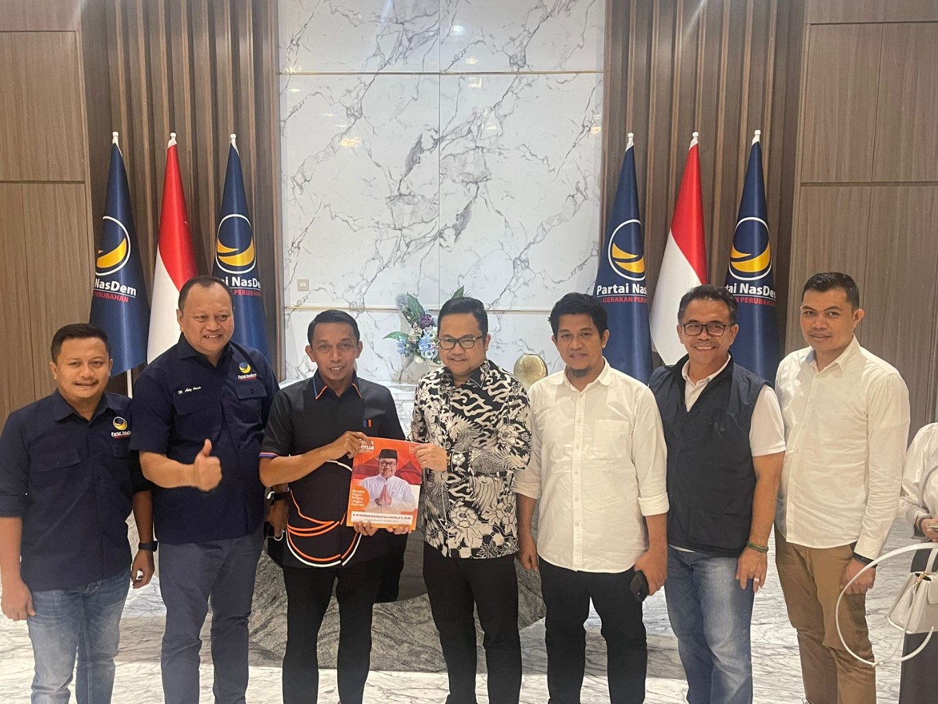 IST MENERIMA PENGEMBALIAN--Sekretaris DPW NasDem Sulsel Syaharuddin Alrif menerima pengembalian berkas dari Darmawangsyah Muin sebagai bakal calon Bupati Gowa di NasDem Building di Jalan Metro Tanjung Bunga Makassar, Senin (27/5) dinihari 