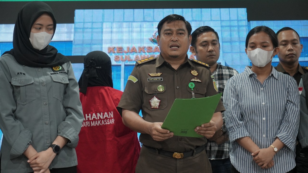 IST PENANGKAPAN BURON-Kasi Penkum Kejati Sulsel Soetarmi memberi keterangan terkait penangkapan dua buronan yang dilakukan pada dua tempat berbeda di Makassar. 