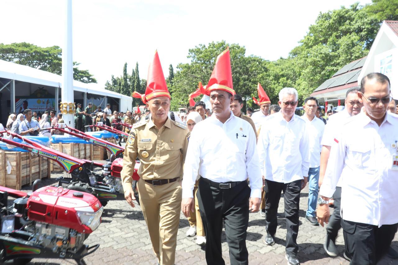 IST BANTUAN-Menteri Pertanian Andi Amran Sulaiman hadir di Kantor Gubernur Sulsel, Senin (27/5) untuk menyerahkan bantuan kepada petani. 