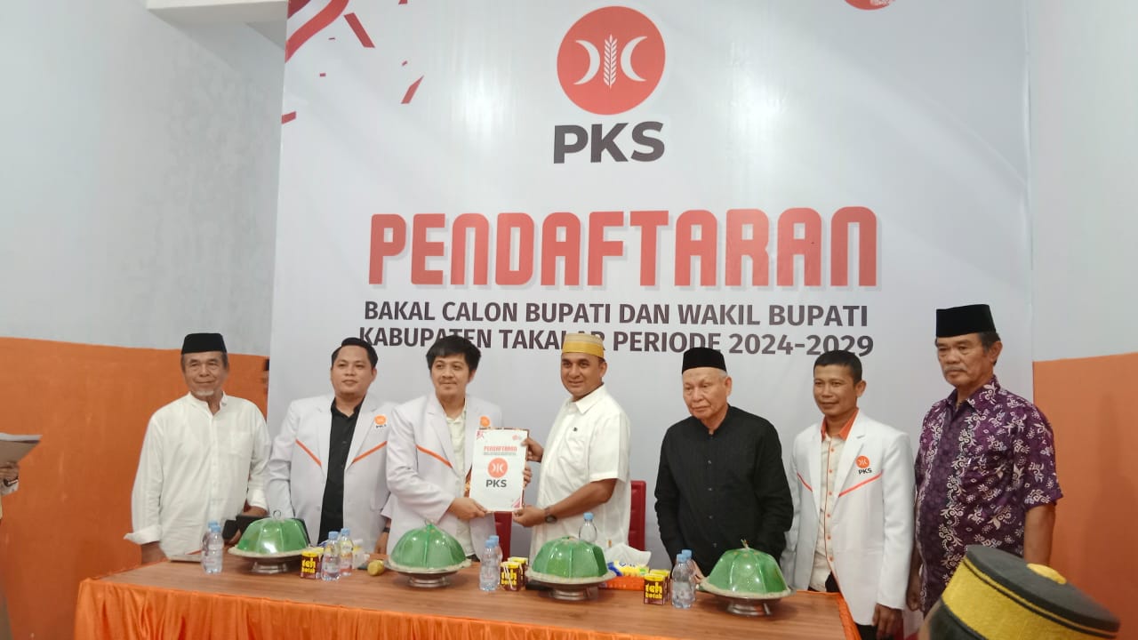 IST MENDAFTAR CALON BUPATI--Mantan Ketua KPU Sulsel H Faisal Amir mendaftar di PKS sebagai bakal calon bupati Takalar, Minggu (26/5)
