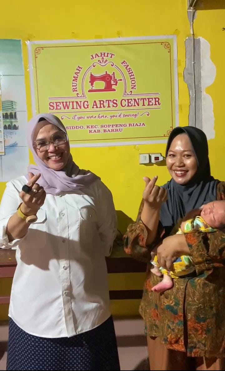 IST MEMBERDAYAKAN PENGUSAHA RUMAH--Ketua DPRD Sulsel selaku bakal calon bupati Barru Andi Ina Kartika Sari bersama warga untuk memberdayakan pengusaha rumah jahit lokal untuk membuatkan seragam miliknya