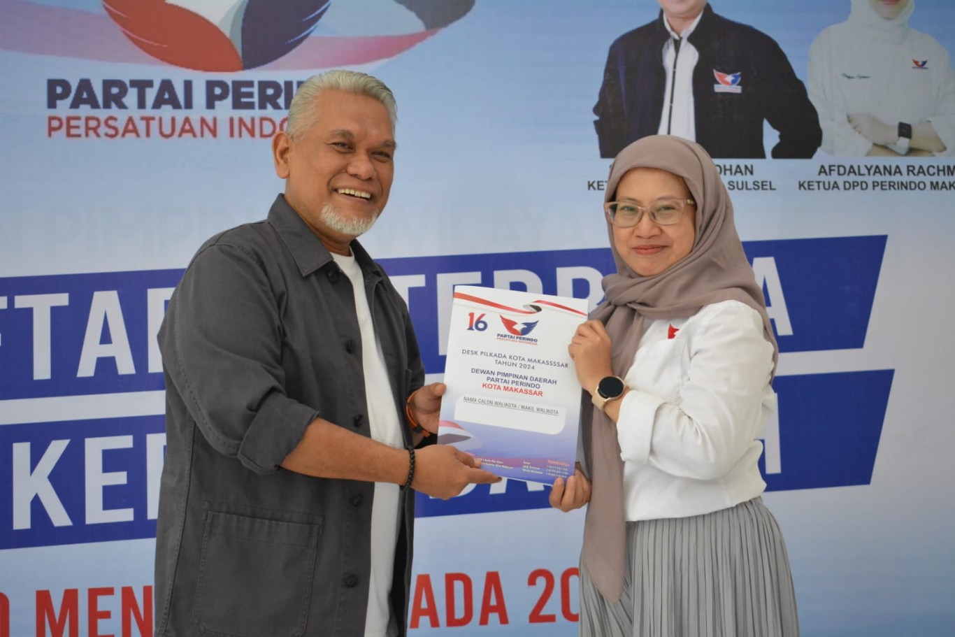 IST MENDAFTAR DI PERINDO--Ketua DPW PKS Sulsel Amri Arsyid mendaftar di Partai Perindo (kanan) dan PAN sebagai bakal calon wali kota dan wakil wali kota Makassar 