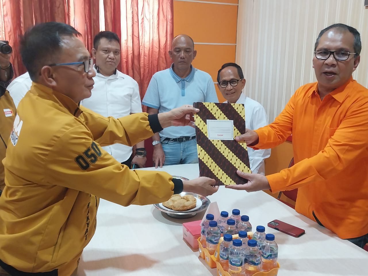 IST SERIUS MENDAFTAR--Mohammad Ramdhan Pomanto serius mendaftar sebagai bakal calon Gubernur di Kantor DPD Partai Hanura Sulsel, Sabtu, (18/5).