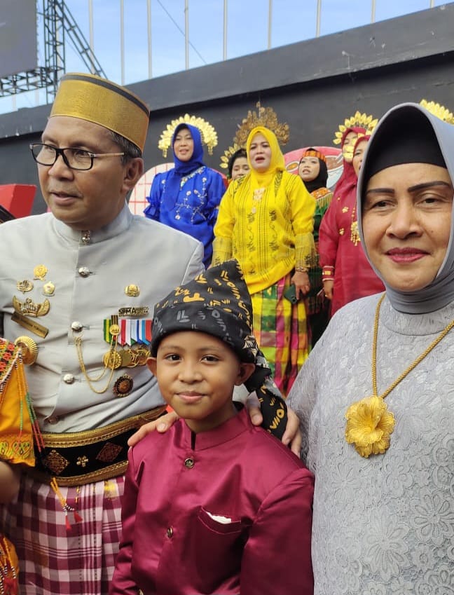 IST BACA PUISI-Muhammad Dzafran Putra Irman, murid kelas 4 SD Negeri Borong tampil membacakan puisi di hadapan Wali Kota Makassar Moh Ramdhan Pomanto pada peringatan Hardiknas di Anjungan Pantai Losari, Kamis (2/5).