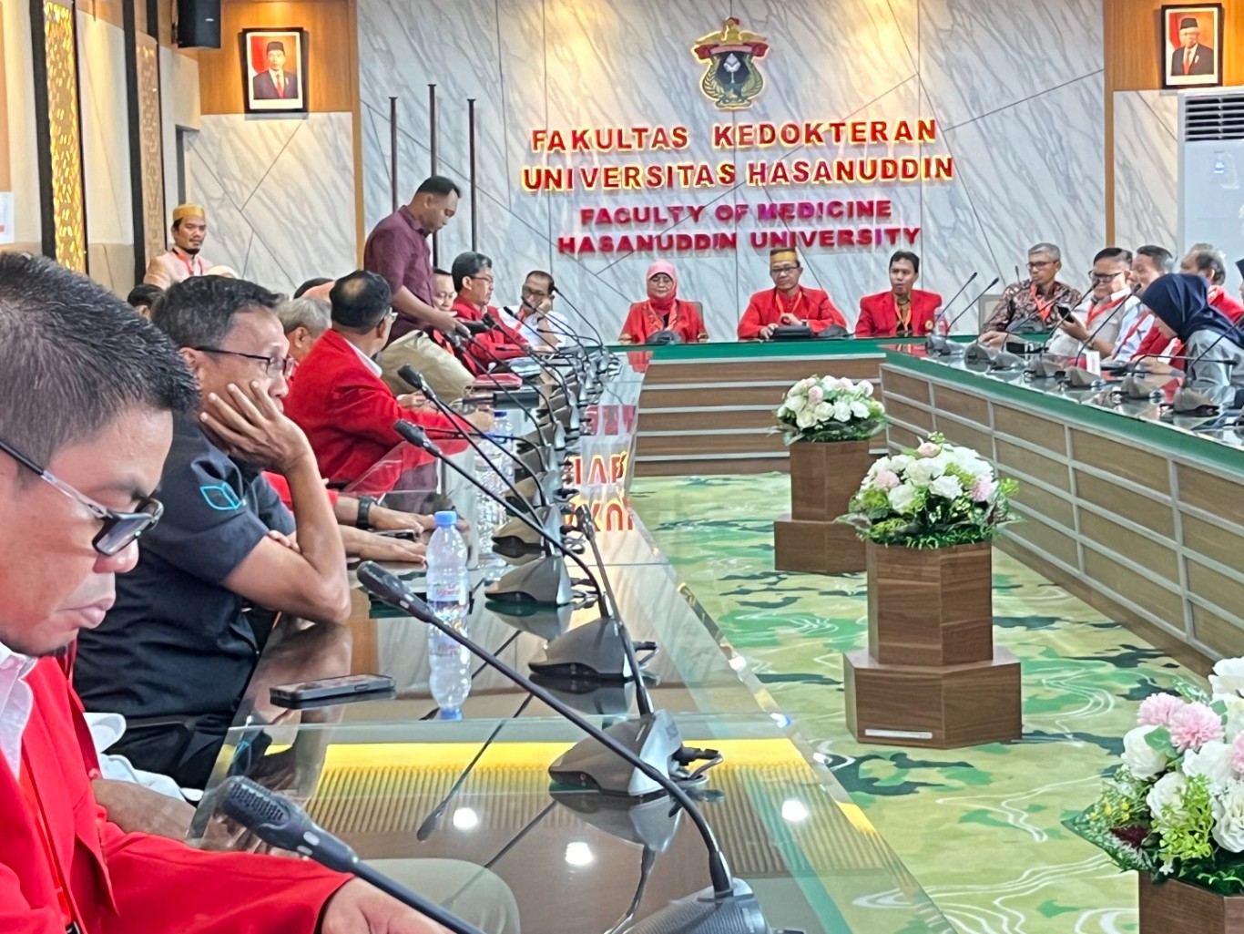 IST PENJELASAN-Panitia penerimaan mahasiswa baru Unhas memberikan penjelasan terkait UTBK kepada wartawan saat menggelar konferensi pers dikoordinir Wakil Rektor 1 Prof Muh Ruslin, Kamis (2/5) di Gedung Senat Fakultas Kedokteran Unhas.