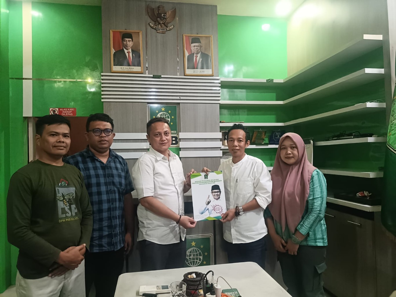 IST AMBIL FORMULIR--Andi Suaib mewakili mantan Panglima Kodam XIV Hasanuddin Mayjend TNI (Purn) Andi Muhammad Bau Sawa Mappanyukki  mengambil formulir sebagai bakal calon Gubernur Sulsel di kantor Partai Kebangkitan Bangsa (PKB), Kamis (2/5). 