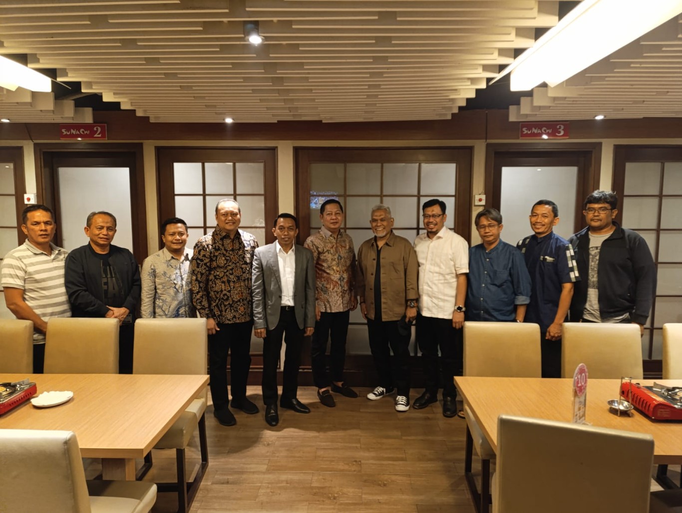 IST BERTEMU--Tiga pimpinan partai politik di Sulsel bertemu guna membahas Pilkada serentak di Hotel Claro Makassar, Rabu (2/5) malam