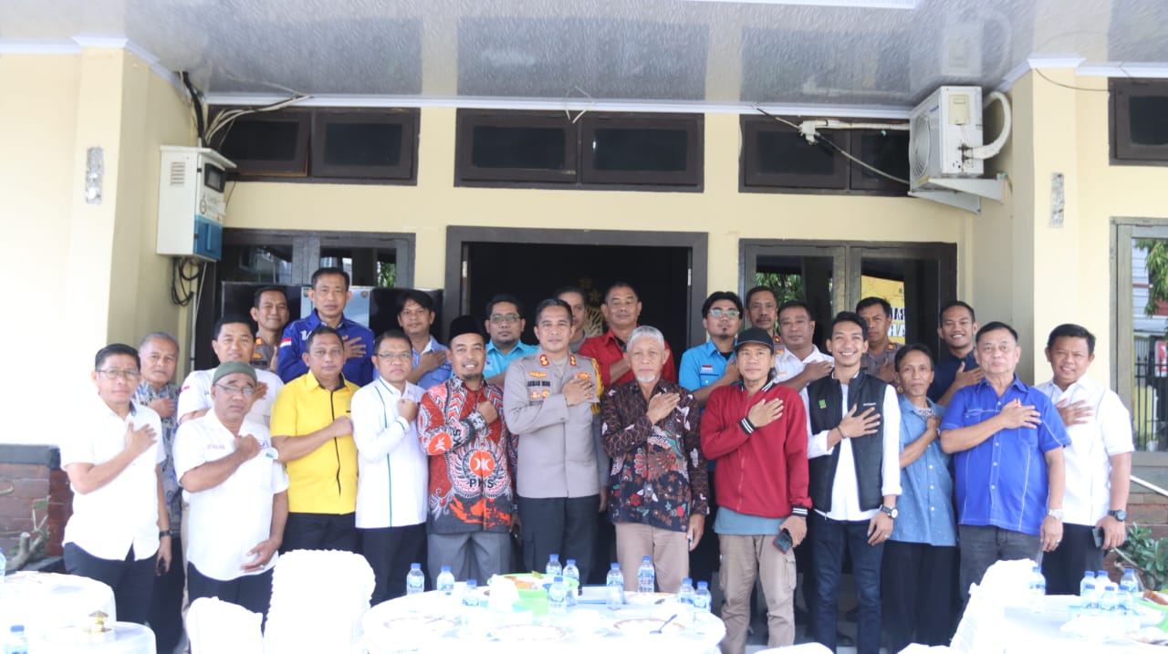 IST BERSAMA--Kapolres AKBP Arman Muis foto bersama pengurus partai se kota Parepare disel-sela acara coffee morning