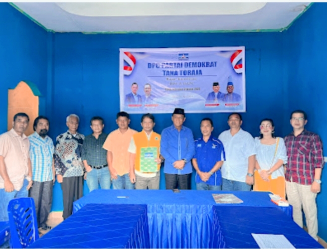 IST MENDAFTAR--Ketua Golkar Tana Toraja Viktor Datuan Batara mendaftar sebagai bakal calon bupati pada tiga partai politik
