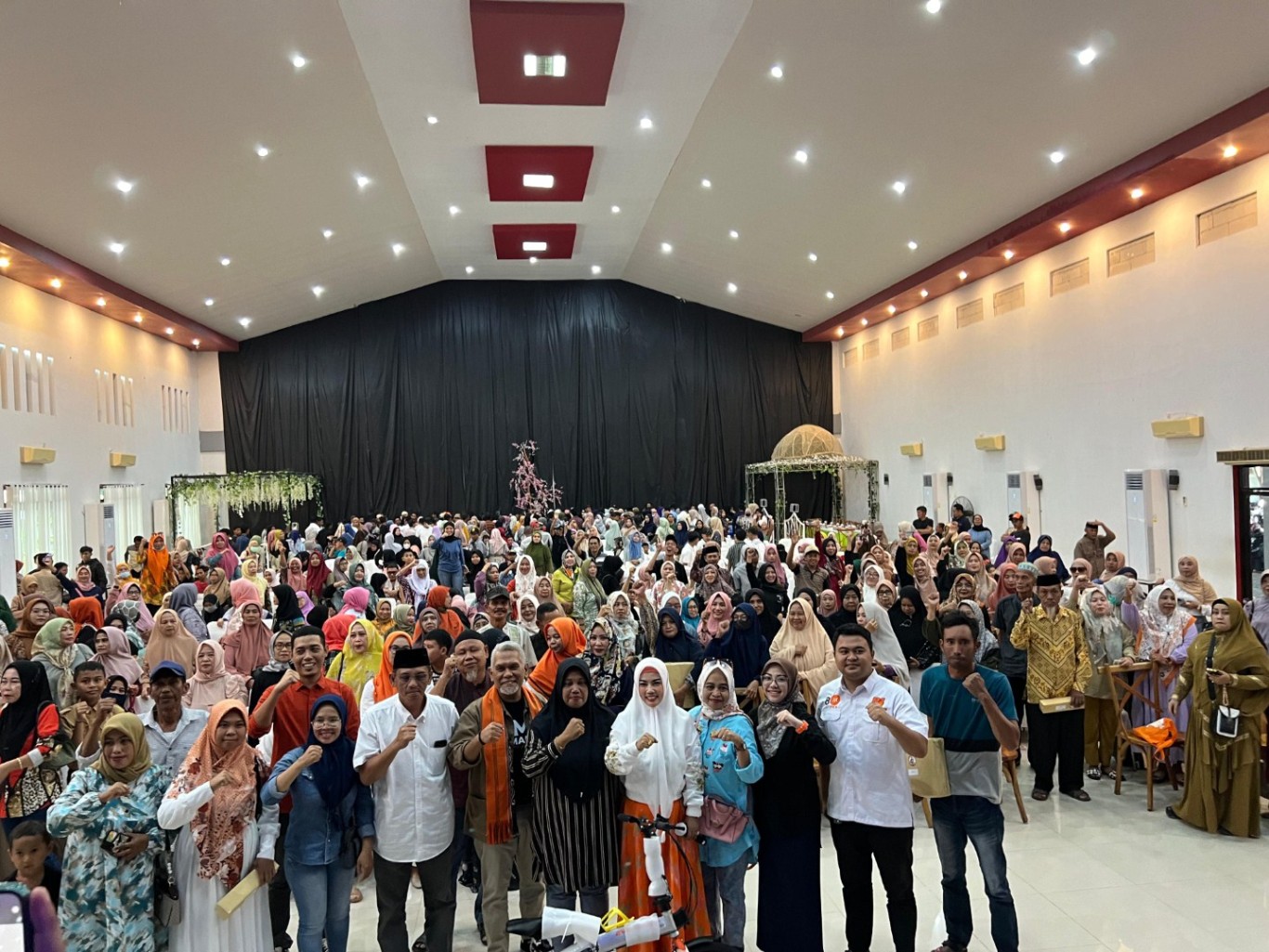 IST BERSAMA PENGURUS--Bakal calon Bupati dan wakil Bupati Bulukumba Isnayani bersama pengurus dan relawan PKS 