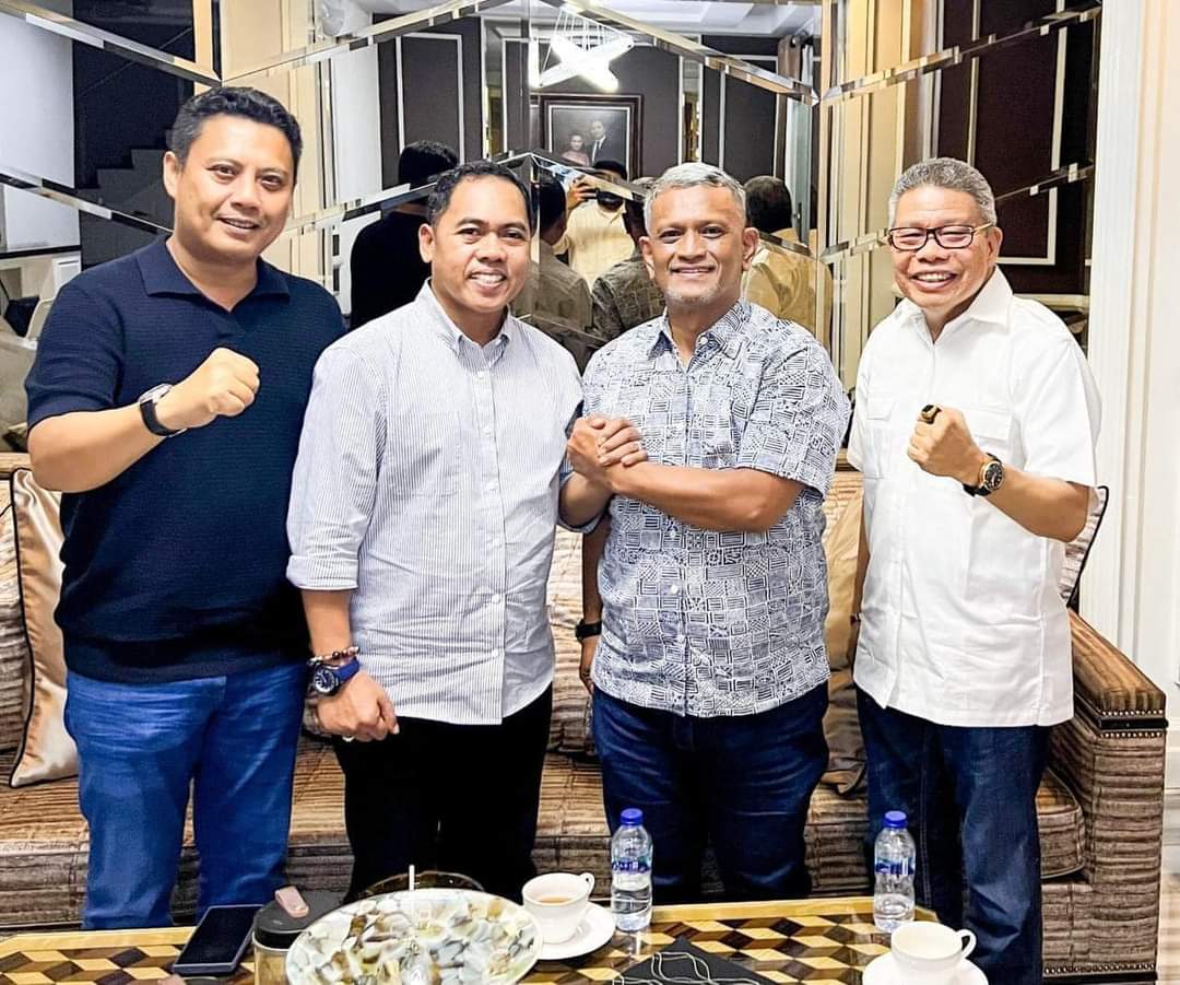 IST MENGAPIT PASANGAN--Ketua DPD Partai Gerindra Sulsel Andi Iwan Darmawan Aras bersama Ketua DPD I Golkar Suslel Dr Taufan Pawe mengapit pasangan calon bupati dan wakil bupati Wajo Andi Rosman - dr Baso Rahmanuddin