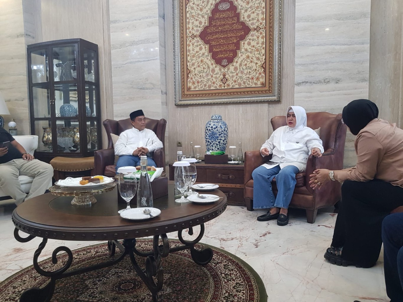 IST BERBINCANG SANTAI--Bakal calon wali kota makassar Indira Yusuf Ismail berbincang santai dengan Abd Rahman Bando, Rabu (29/5). Indira juga menerima kunjungan politisi Golkar Rahman Pina 
