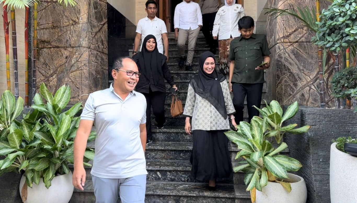 IST BERTEMU-Bupati Luwu Indah Putri Indriani berbincang dengan Wali Kota Makassar Moh Ramdhan Pomanto di kediaman pribadinya Jalan Amirullah, Makassar, Kamis (30/5). Sementara Bupati Gowa Adnan Purichta Ichsan diwakili Ian Latanro mengambil formulir pendaftaran sebagai bacagub di PKB Sulsel.