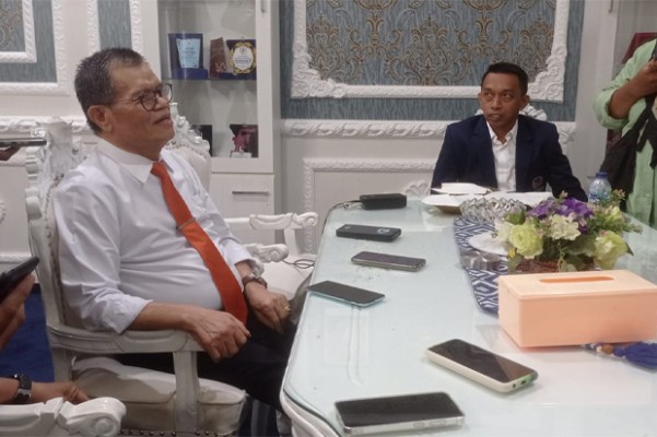 IST MENGUNJUNGI--Rektor UNM Prof Dr Husain Syam mengunjungi Sekretaris DPW Partai NasDem Sulsel Syaharyddin Alrif ditemani sekretaris DPW NasDem Sulbar Abdul Rahim 