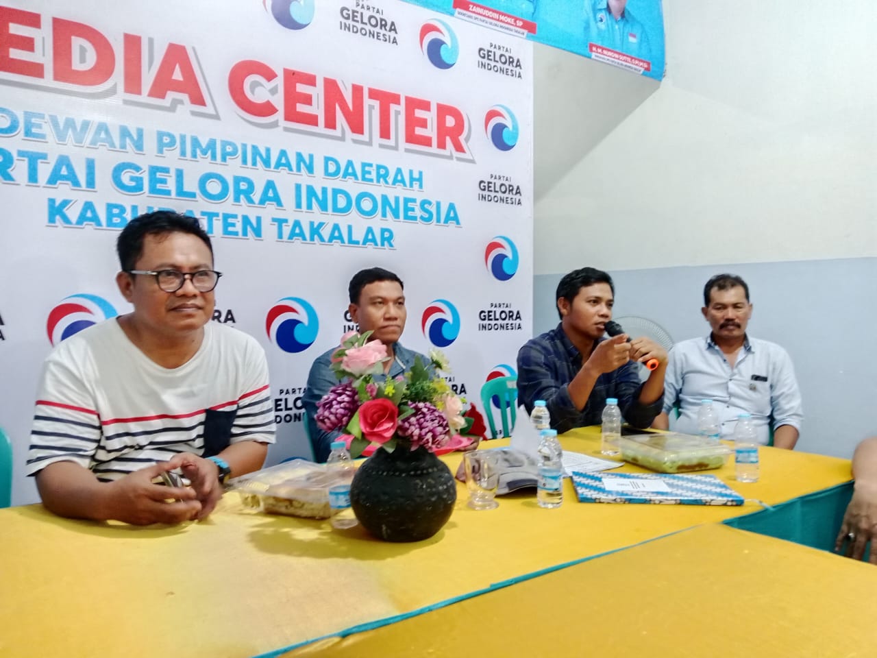 IST BERI KETERANGAN--Pengurus DPD Partai Gelora Kabupaten Takalar memberikan keterangan usai menunjuk Hairil Anwar sebagai ketua tim pemenangan untuk Pilkada 