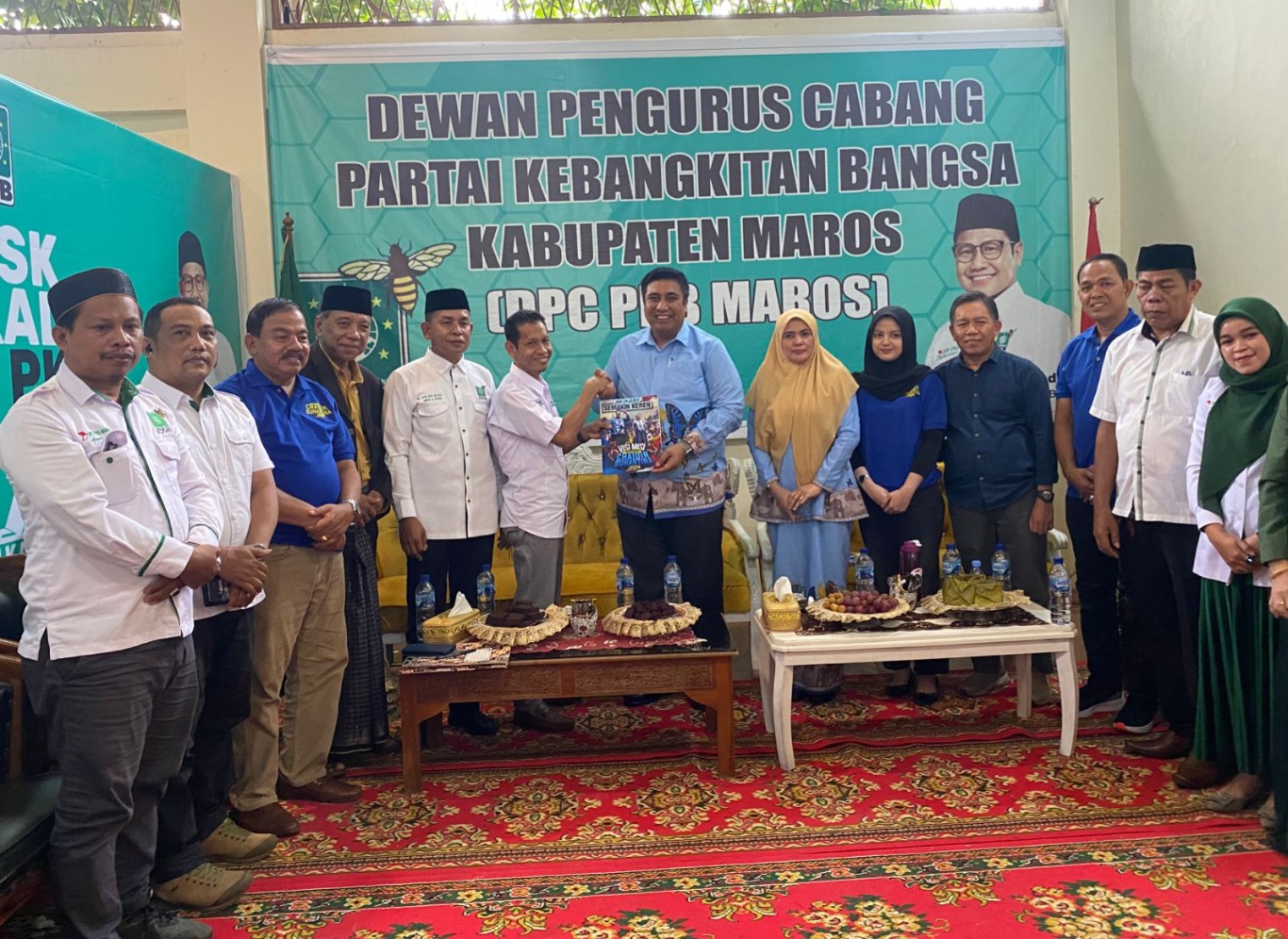 IST MENGEMBALIKAN--Bupati dan Wakil Bupati Maros Chaidir-Suhartina mengembalikan formulir sebagai bakal calon bupati dan wakil bupati pada lima Parpol