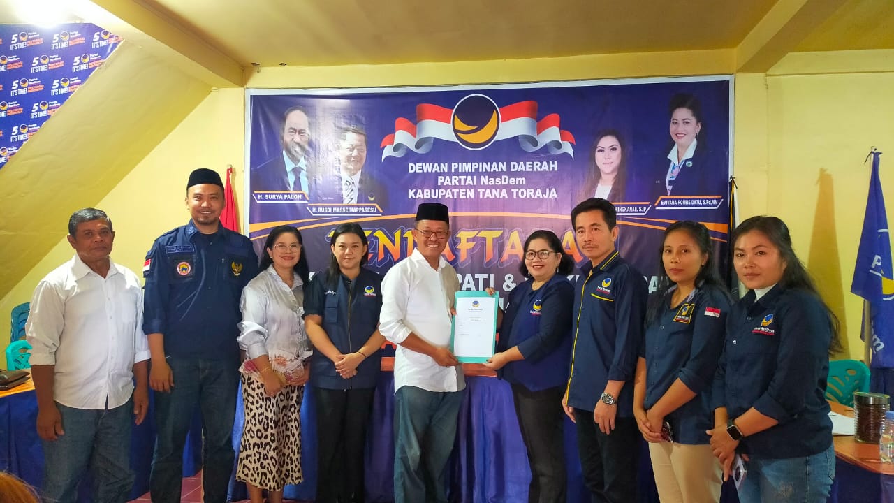 IST MENDAFTAR--Anggota Fraksi Golkar DPRD Provinsi Sulsel John Rende Mangontan mendaftar sebagai calon bupati Tana Toraja di Partai Nasdem, Demokrat, dan PDIP