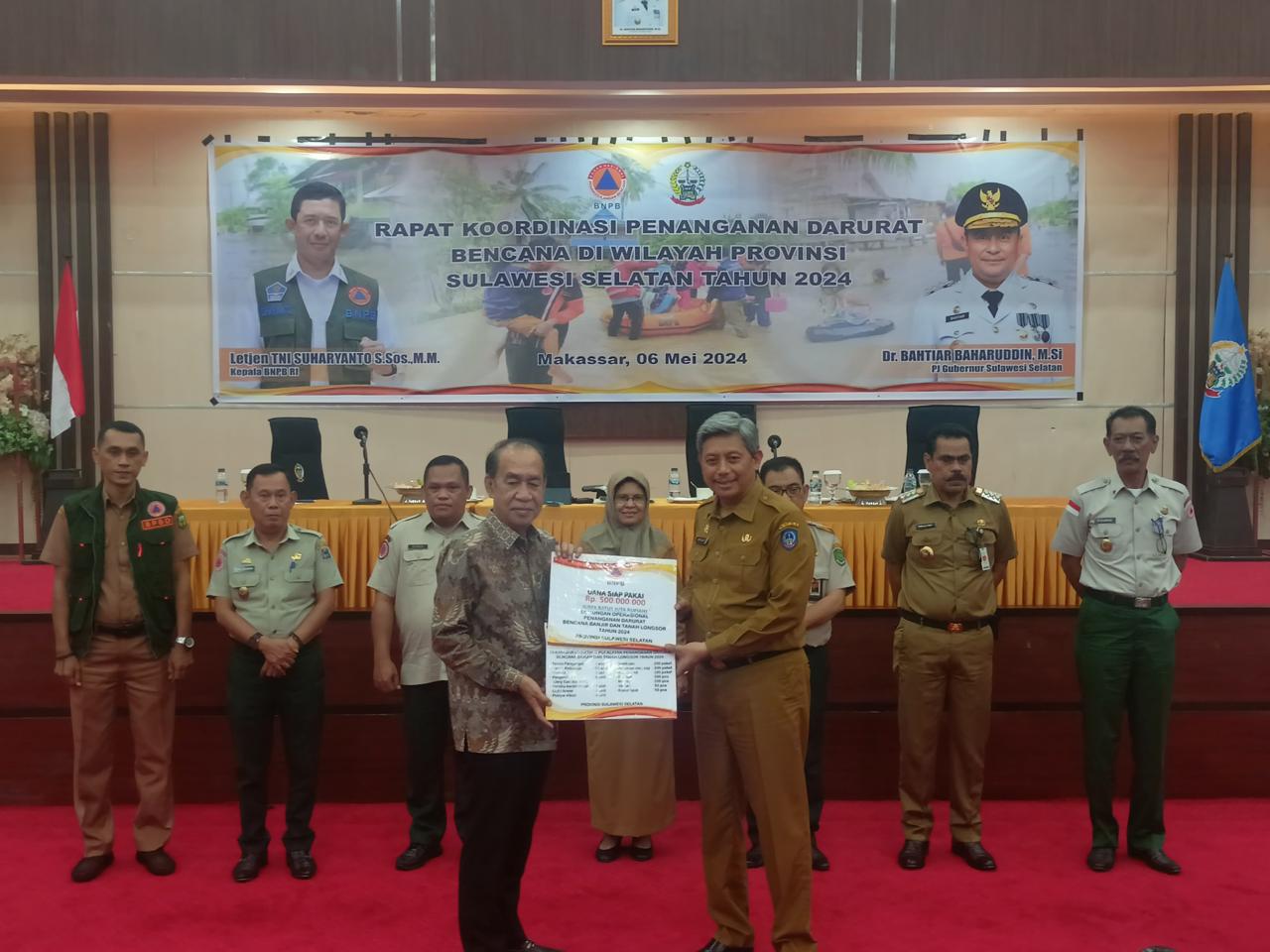 IST BANTUAN--Ketua Komisi VIII DPR RI Ashabul Kahfi menyerahkan bantuan secara simbolis bagi daerah terdampak banjir di Sulsel pada Rakor Penanganan Bencana di Sulsel 2024, Senin (6/5). 