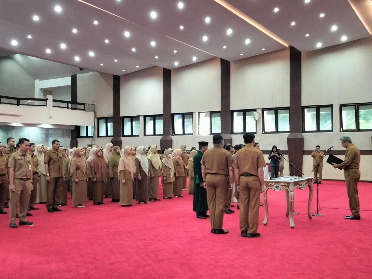 IST LANTIK-Pj Sekprov Sulsel Andi Muh Arsjad atas nama Pj Gubernur Bahtiar Baharuddin melantik 159 orang pejabat di Ruang Pola Kantor Gubernur, Senin (6/5).