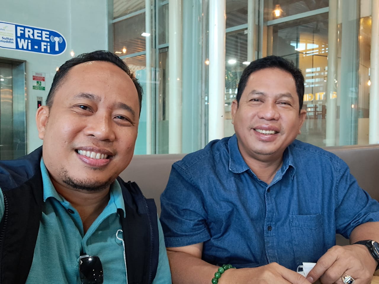 BANTUAN -- Sekretaris Pengurus BPW KKLR Sulsel Asri Tadda (kiri) melakukan open donasi untuk menghimpun bantuan dari keluarga besar Wija to Luwu untuk disalurkan kepada para korban terdampak.