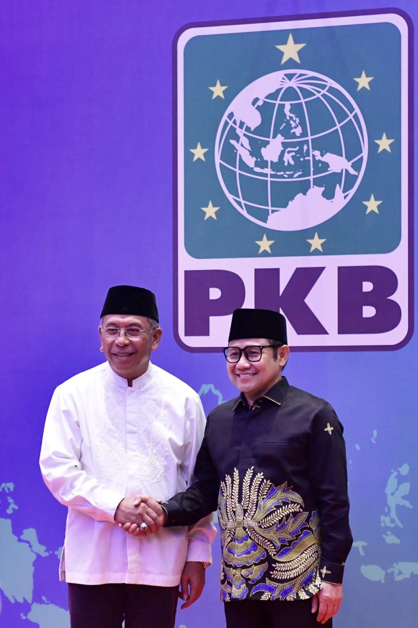 IST MENYALAMI--Bakal calon Gubernur Sulsel Ilham Arief Sirajuddin menyalami ketua umum DPP PKB Abdul Muhaimin Iskandar dalam kegiatan pembekalan Bacakada PKB Zona Sulawesi yang digelar di  Hotel Four Points By Sheraton,  Makassar, Minggu (5/5).