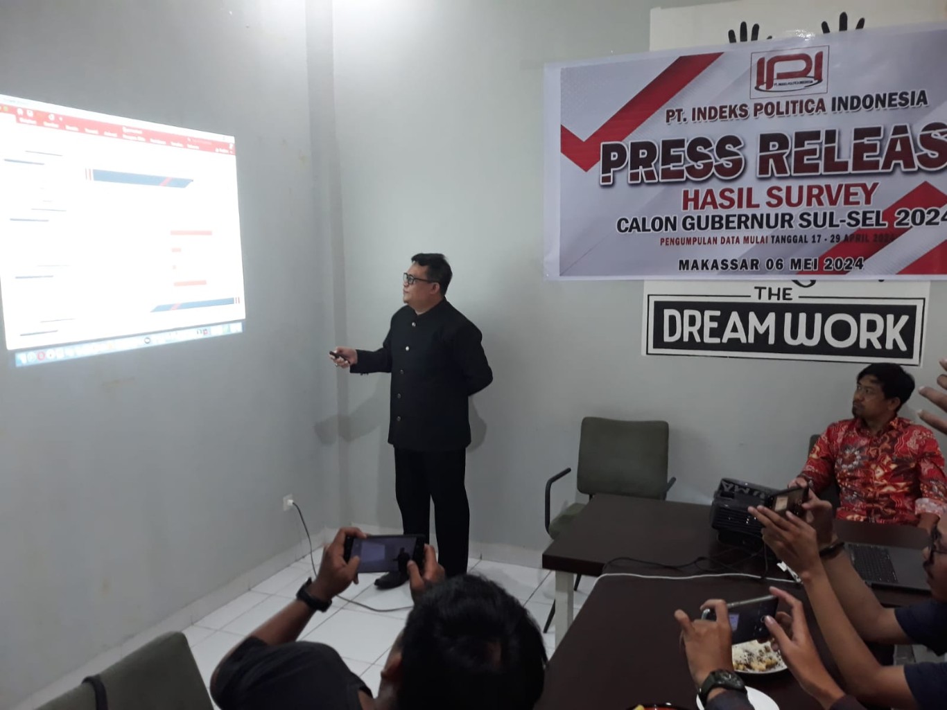 IST HASIL SURVEI-Direktur Eksekutif PT IPI Suwadi Idris Amir memaparkan hasil survei lembaga yang dipimpinnya di Cafe Baji, Jalan Poros Antang Makassar, Senin (6/5).