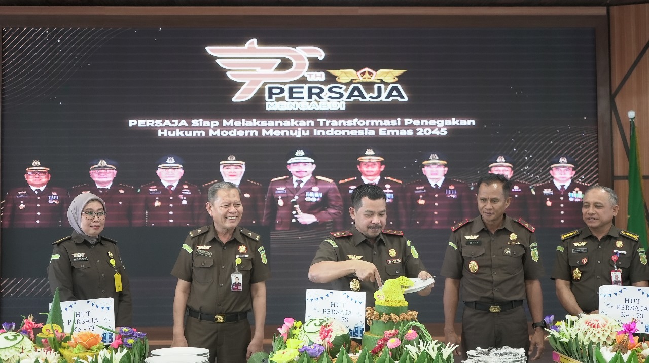 IST HUT PERSAJA-Kajati Sulsel Agus Salim memotong tumpang pada peringatan HUT ke-73 Persaja yang berlangsung di Baruga Adhyaksa Kantor Kejati Sulsel.