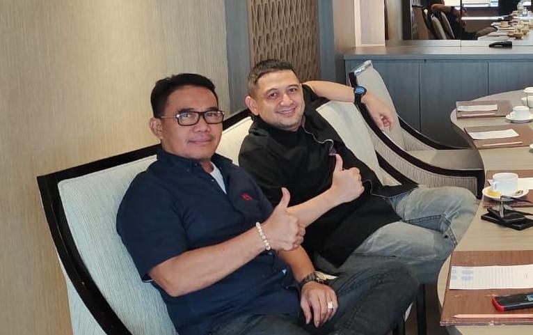 IST PILWALI MAKASSAR-Birokrat senior Makassar Irwan Adnan bersama Ketua DPD Golkar Kora Makassar Munafri Arifuddin (atas). Ketua DPD PKS Makassar Anwar Faruk memberi keterangan (bawah). 