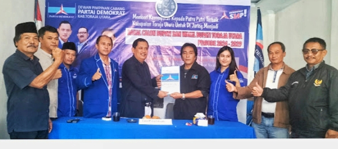  IST MENDAFTAR--Joni Cornelius Tondok mendaftar di tiga partai politik sebagai bakal calon bupati Toraja Utara