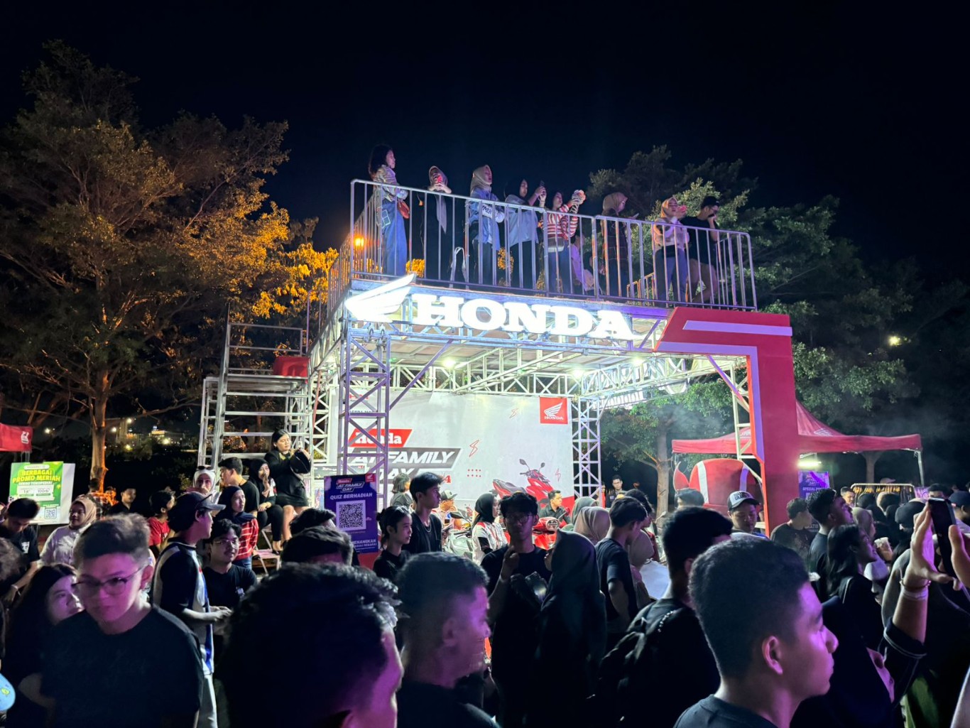 ANTUSIAS -- Kalangan muda Makassar tampak begitu antusias menghadiri Honda AT Family di Summeroad Music Festival yang digelar Astra Motor Sulsel.