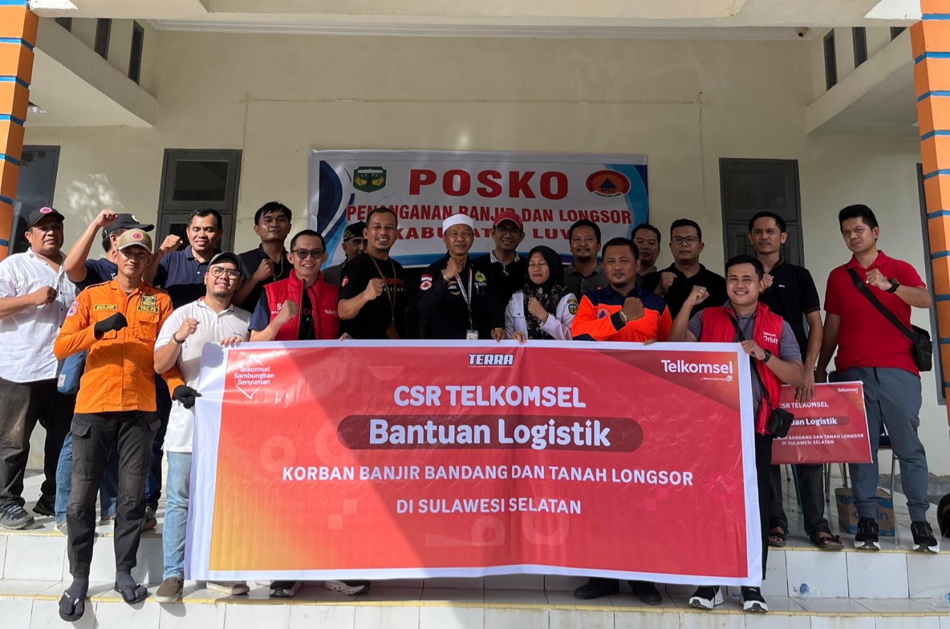 BANTUAN -- Penyerahan bantuan dari Telkomsel untuk korban bencana alam banjir dan tanah longsor di Kabupaten Luwu yang terjadi pada awal Mei 2024 lalu.