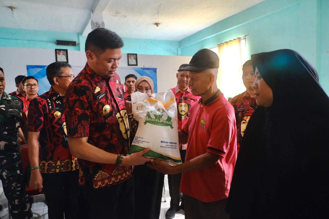 IST BANTUAN -- Bupati Gowa, Adnan Purichta Ichsan, menyerahkan beras bantuan pangan Presiden RI kepada warga Pandang-pandang, Kecamatan Somba Opu. 