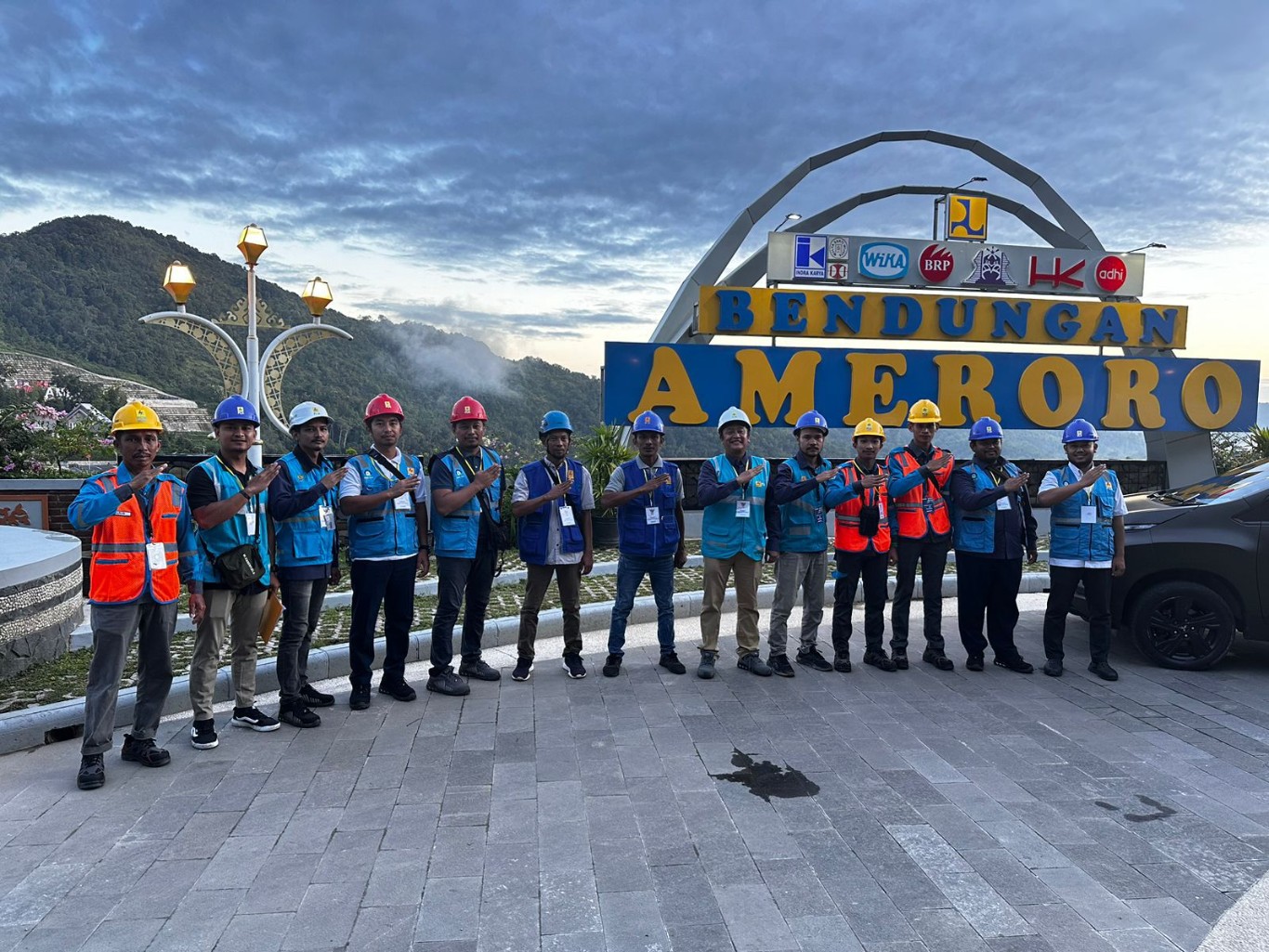 BERSIAGA -- Petugas PLN tengah bersiaga dalam rangka pengamanan pasokan listrik Kunjungan Kerja Presiden Republik Indonesia di Kota Kendari.