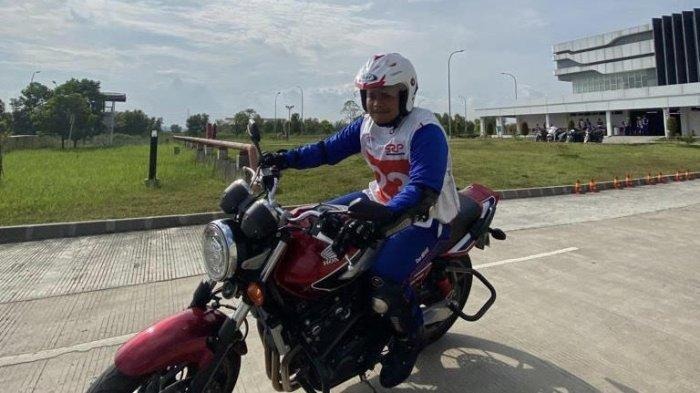 CARI AMAN -- Instruktur Safety Riding Astra Motor Sulawesi Selatan, Oging, sedang memeragakan cara cari aman saat berkendara.