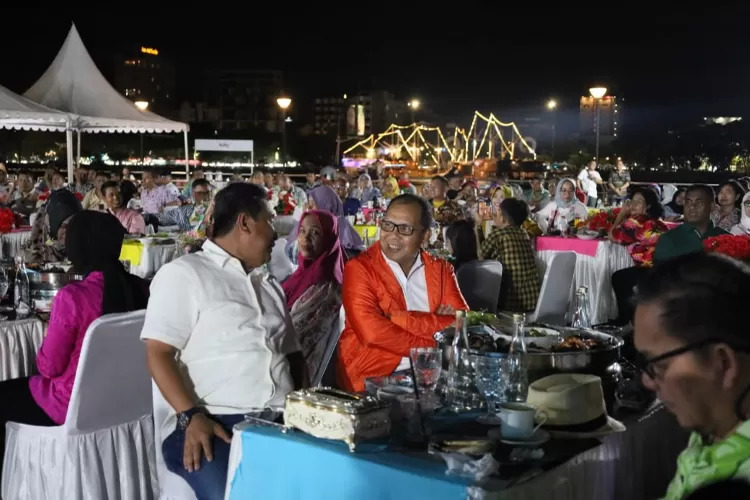 int BERTEMU--Wali Kota Makassar Mohammad Ramdhan ‘Danny’ Pomanto bertemu Penjabat Gubernur Sulawesi Barat Bahtiar Baharuddin di acara temu alumni STPDN angkatan ke -4 di Lego-lego CoI Makassar,akhir pekan kemarin.
