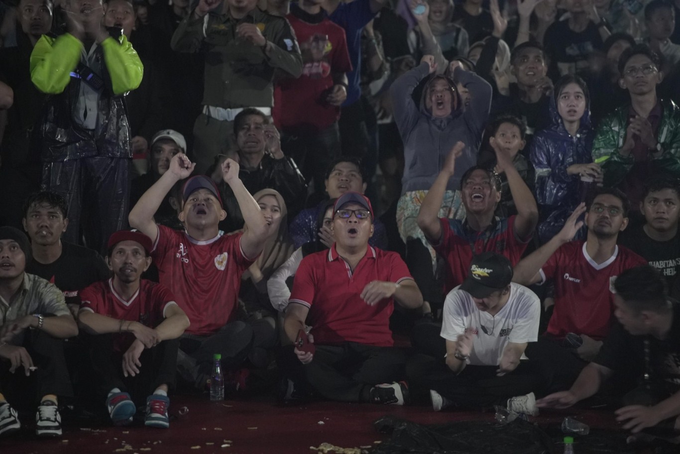 ist BERBAUR--Wali Kota Makassar Moh Ramdhan Pomanto berbaur bersama warga dan pecinta bola saat nobar di Tugu MNEK Kawasan CoI, Kamis malam (2/5).