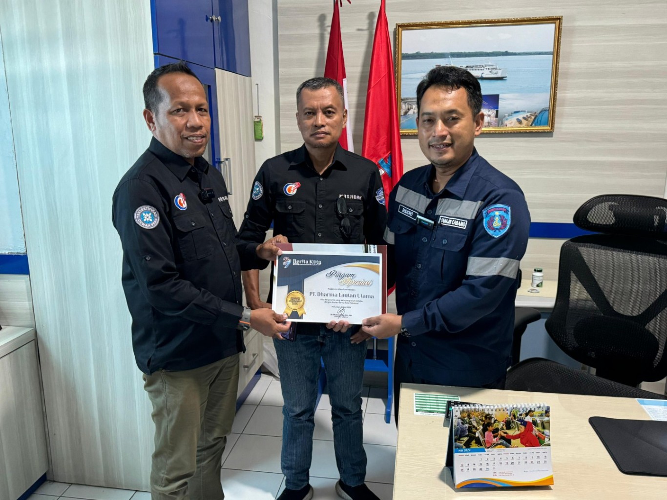 ist PIAGAM--Manajemen BKM yang dipimpin Direktur BKM Muhammad Arsan Fitri didampingi Ketua Panitia HUT ke-27 BKM, Masjidan melakukan kunjungan silaturahmi ke kantor PT Dharma Lautan Utama (DLU) Cabang Makassar di Ruko Pasar Butung Makassar, Rabu (29/5).Muh Arsan Fitri menyerahkan Piagam Apresiasi ke Manajer Cabang PT DLU Makassar, Budiono.