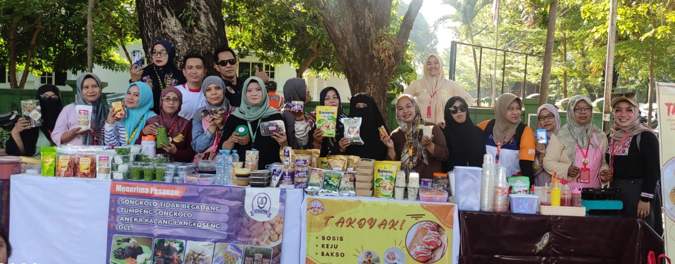 FOTO BERSAMA -- UMKM mitra Ridho Challenge foto bersama sembari menunjukkan beragam jualan mereka di kawasan CFD Sudirman, Minggu (19/5).