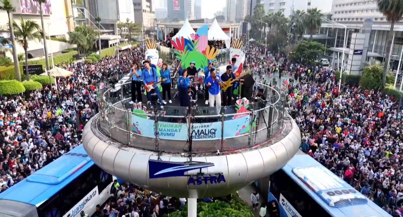 KOLABORASI -- Kemeriahan kolaborasi Astra bersama grup musik Maliq & D’Essentials di Halte Transjakarta Bundaran HI Astra, Jakarta, menghibur masyarakat pada kegiatan Car Free Day pada Minggu pagi (12/5).