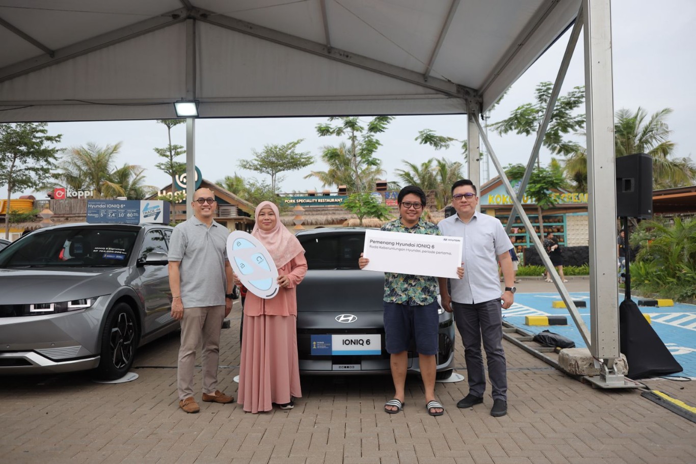 PENYERAHAN HADIAH IONIQ 6 -- Chief Sales Officer PT Hyundai Motors Indonesia, Moch Diky Zulkarnaen (kiri) didampingi Operation Director PT Hyundai Mobil Indonesia, Hendril Wiradjaja (kanan) menyerahkan hadiah Hyundai IONIQ 6 kepada dua orang pemenang, yaitu perwakilan Ahmad Syakib (dua dari kiri) dan Yohanes Hari Kurniawan (dua dari kanan).