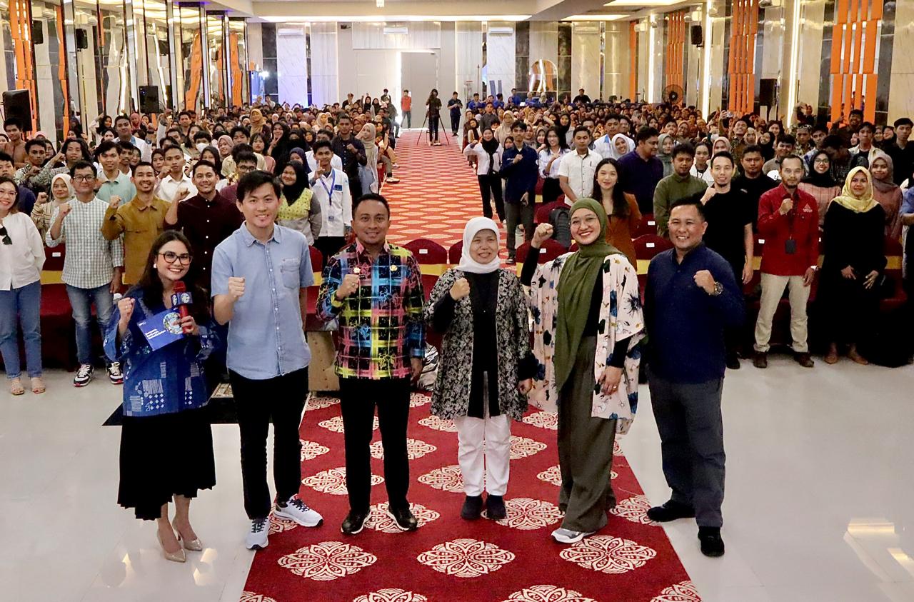 BINCANG INSPIRATIF -- Kepala Dinas Penanaman Modal dan Pelayanan Terpadu Satu Pintu Kota Kendari, Maman Firman Syah (ketiga kiri), Juri 15th SATU Indonesia Awards 2024 sekaligus Pendiri Institut Bisnis dan Ekonomi Kerakyatan Ir Tri Mumpuni (ketiga kanan), Head of Media Relations Astra, Regina Panontongan (kedua kanan), Penerima Apresiasi SATU Indonesia Awards Tahun 2017 Bidang Pendidikan Jamaluddin (kanan), Perwakilan Grup Astra Wilayah Kendari Adrian Alim (kedua kiri) bersama para peserta Bincang Inspiratif 15th SATU Indonesia Awards 2024 di Kota Kendari pada Sabtu (18/5).
