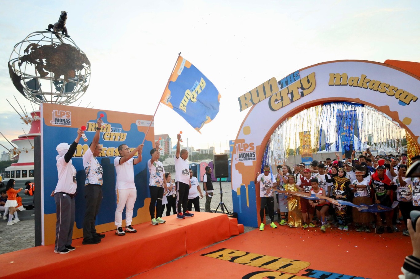 ist LEPAS--Wali Kota Makassar Moh Ramdhan Pomanto melepas ribuan Peserta Run The City Makassar LPS Monas Half Marathon 2024, di Tugu MNEK CoI, Makassar, Minggu (19/5).