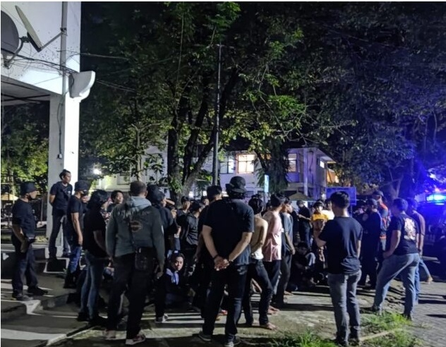 BERJAGA -- Sejumlah personel kepolisian dari Polrestabes Makassar melakukan penjagaan di depan kampus UNM menyusul terjadinya pelemparan batu ke arah polisi.