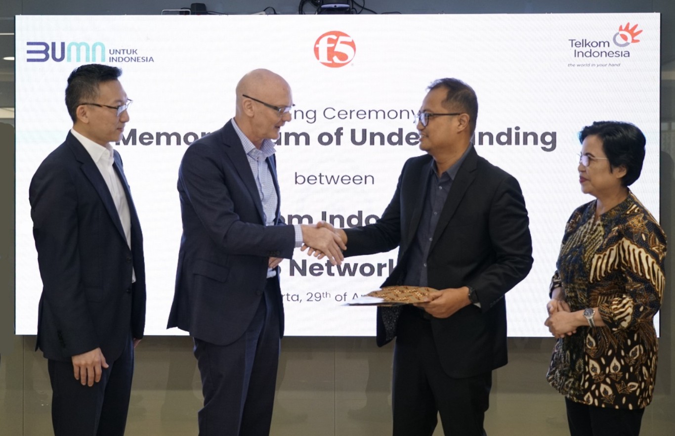 PENANDATANGANAN MOU -- Direktur Strategic Portfolio Telkom, Budi Setyawan Wijaya (kedua dari kanan) dan Senior Vice President APCJ, F5 Adam Judd (kedua dari kiri) didampingi Direktur Enterprise & Business Service Telkom, FM Venusiana R (paling kanan) dan Regional VP Asean Sales F5 Michael Quek usai penandatanganan Memorandum of Understanding (MoU) antara Telkom dan F5 yang fokus pada kolaborasi layanan keamanan siber yang komprehensif kepada pasar di Indonesia, akselerasi pembangunan, dan peningkatan kapabilitas Telkom dalam bidang keamanan siber dan produk digital lainnya, di Jakarta.
