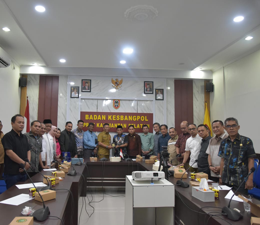 PENYAMBUTAN -- Suasana penyambutan rombongan Banggar DPRD Sulbar yang melakukan kunjungan kerja ke kantor Badan Kesbangpol dan oantor BPKAD Provinsi Kalsel dalam rangka bertukar informasi persiapan Pilkada 2024.