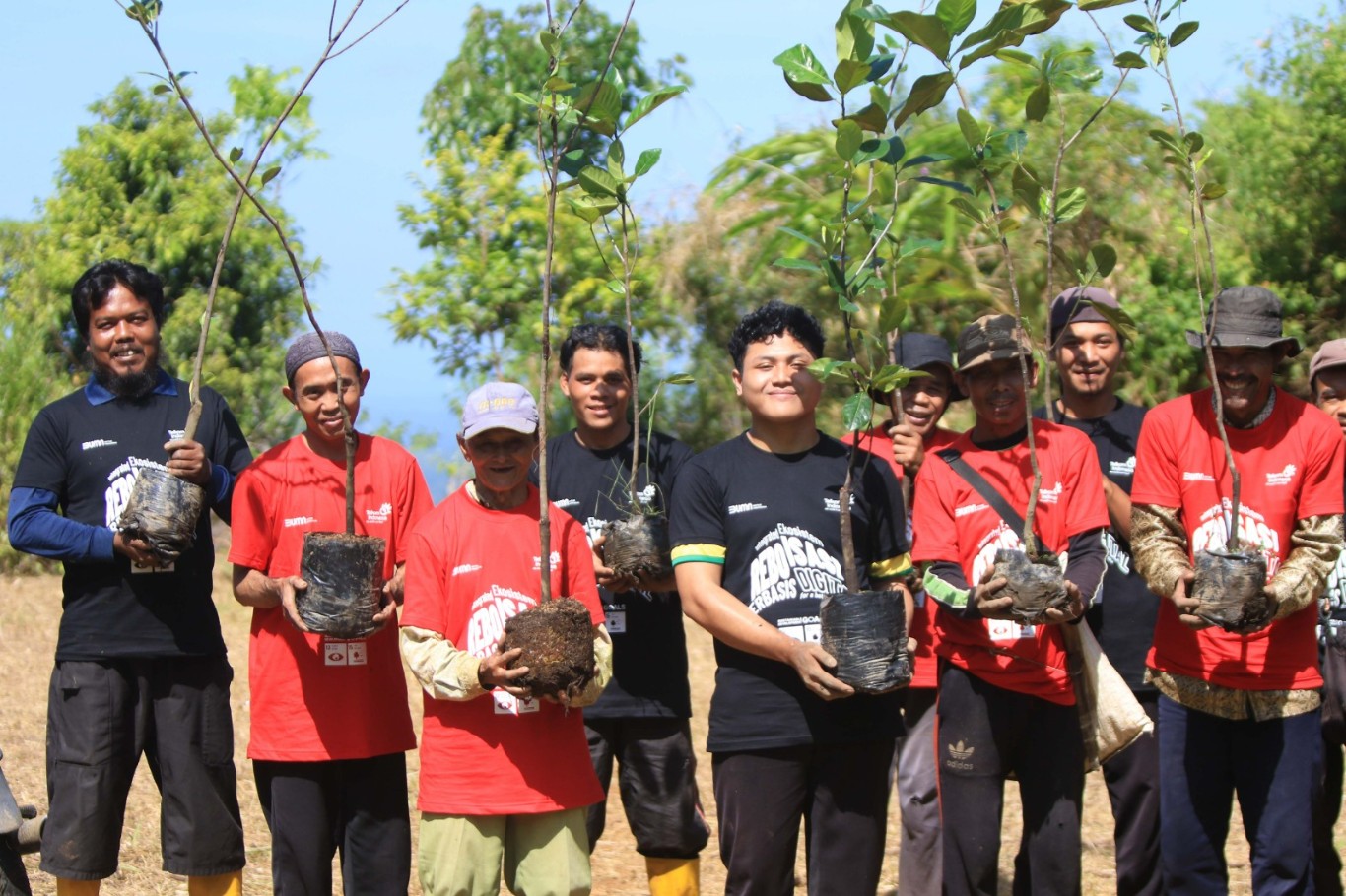PENANAMAN -- Aksi penanaman pohon yang dilakukan Telkom sebagai upaya pemulihan lahan kritis dan pembangunan berkelanjutan.