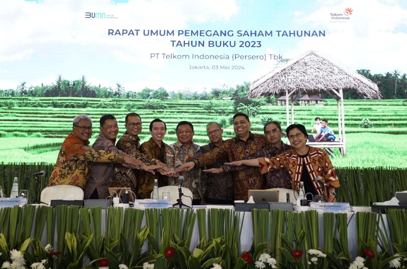RUPST -- Kiri ke kanan: Direktur Network & IT Solution, Herlan Wijanarko; Direktur Wholesale & International Service, Bogi Witjaksono; Direktur Strategic Portfolio, Budi Setyawan Wijaya; Direktur Digital Busines, Muhamad Fajrin Rasyid; Direktur Utama, Ririek Adriansyah; Direktur Keuangan & Manajemen Risiko, Heri Supriadi; Direktur Human Capital Management, Afriwandi; Direktur Group Business Development, Honesti Basyir; dan Direktur Enterprise & Business Service, FM Venusiana R, dalam Rapat Umum Pemegang Saham Tahun Buku 2023 di Jakarta pada, Jumat (3/5).